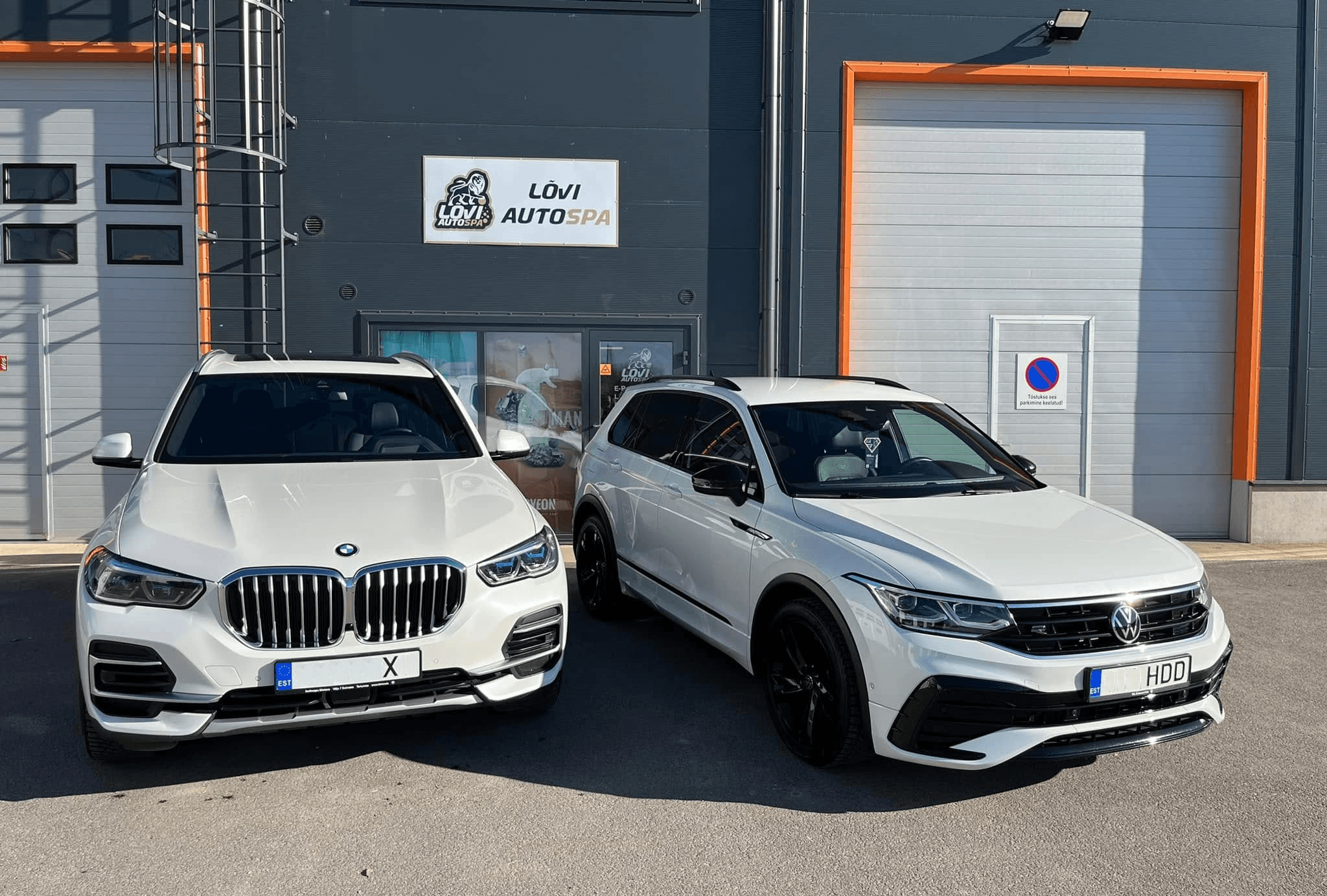 Kaks autot Lõvi Autospa ees Ringtee Ärikeskuses Kuressaares