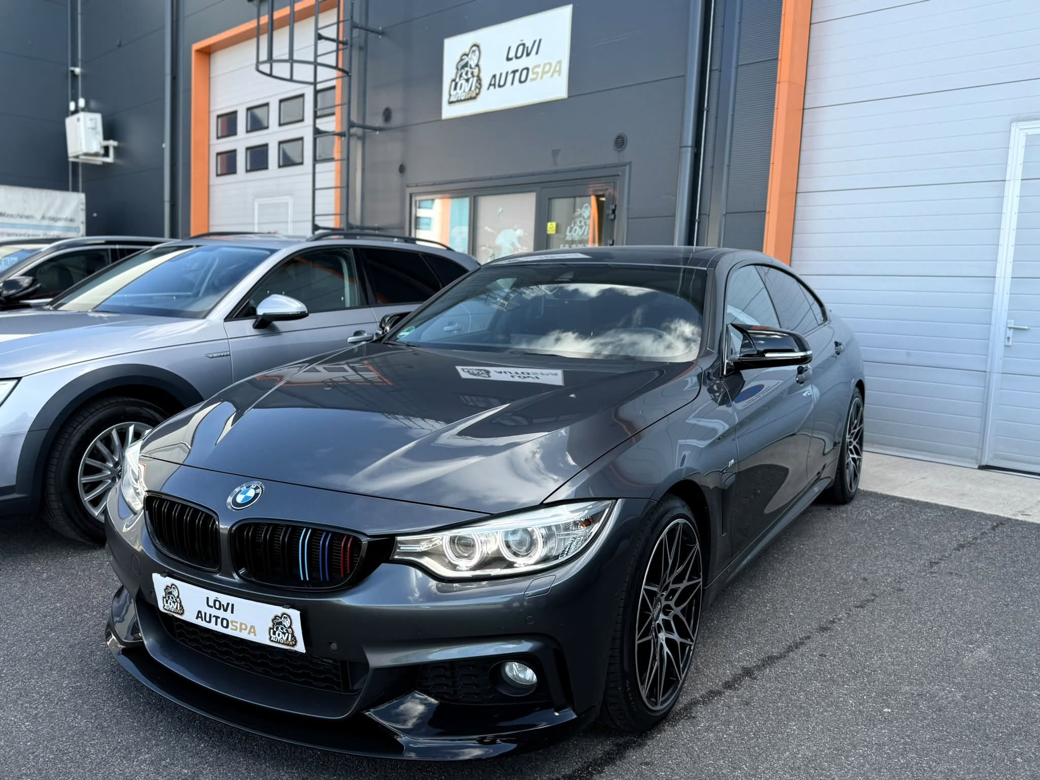 BMW Lõvi Autospa hoone ja sildi ees